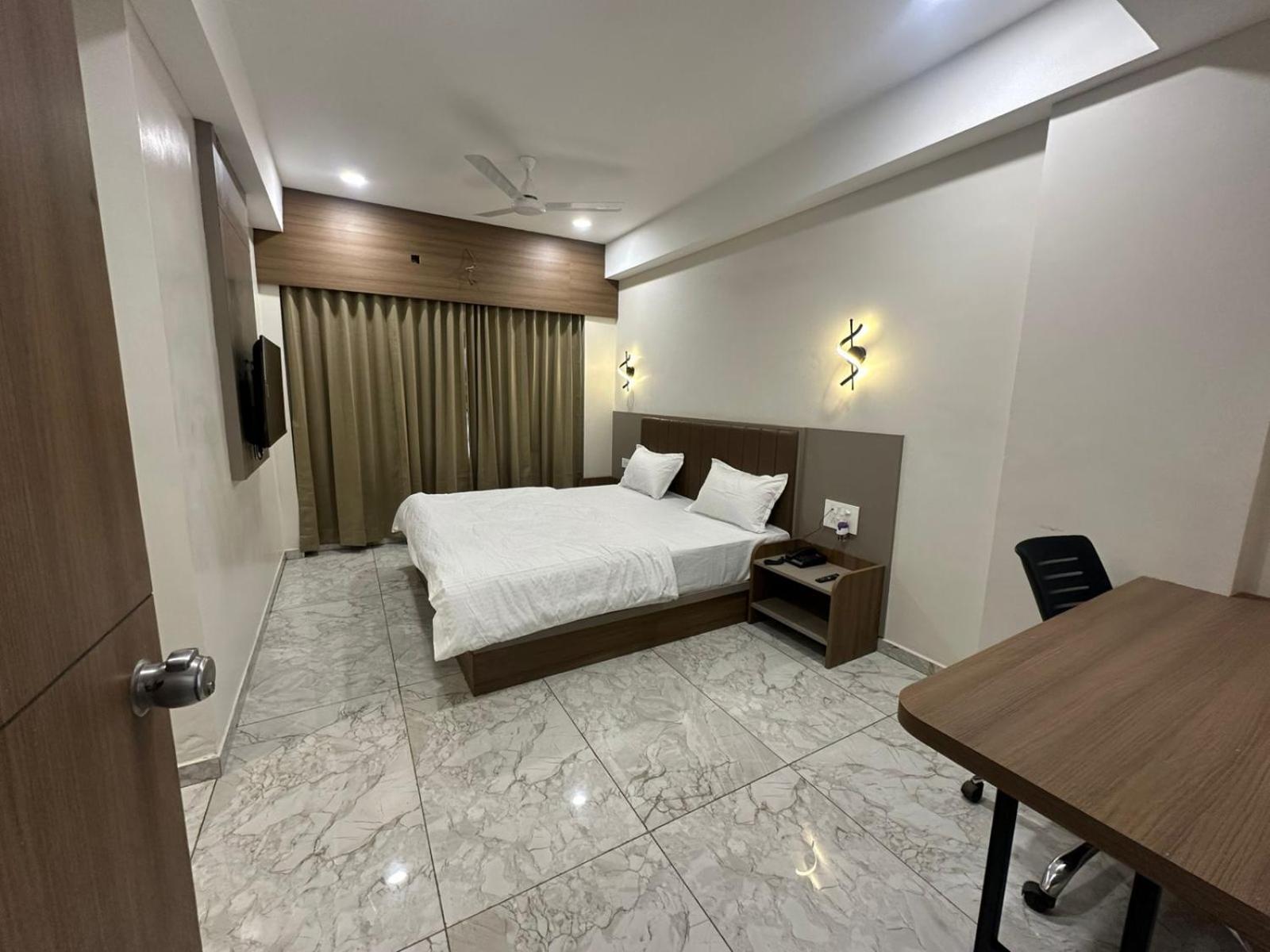 Hotel Fun N Food Bhuj Extérieur photo