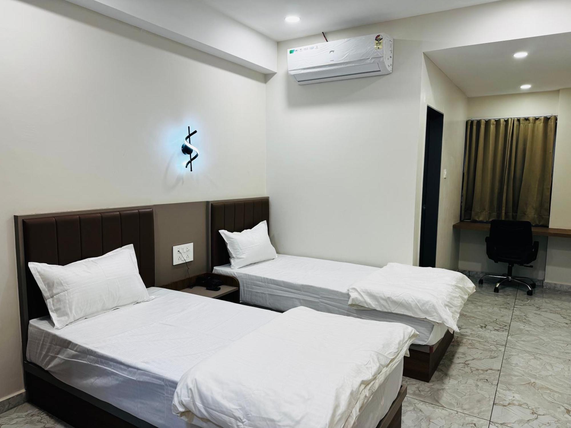 Hotel Fun N Food Bhuj Extérieur photo