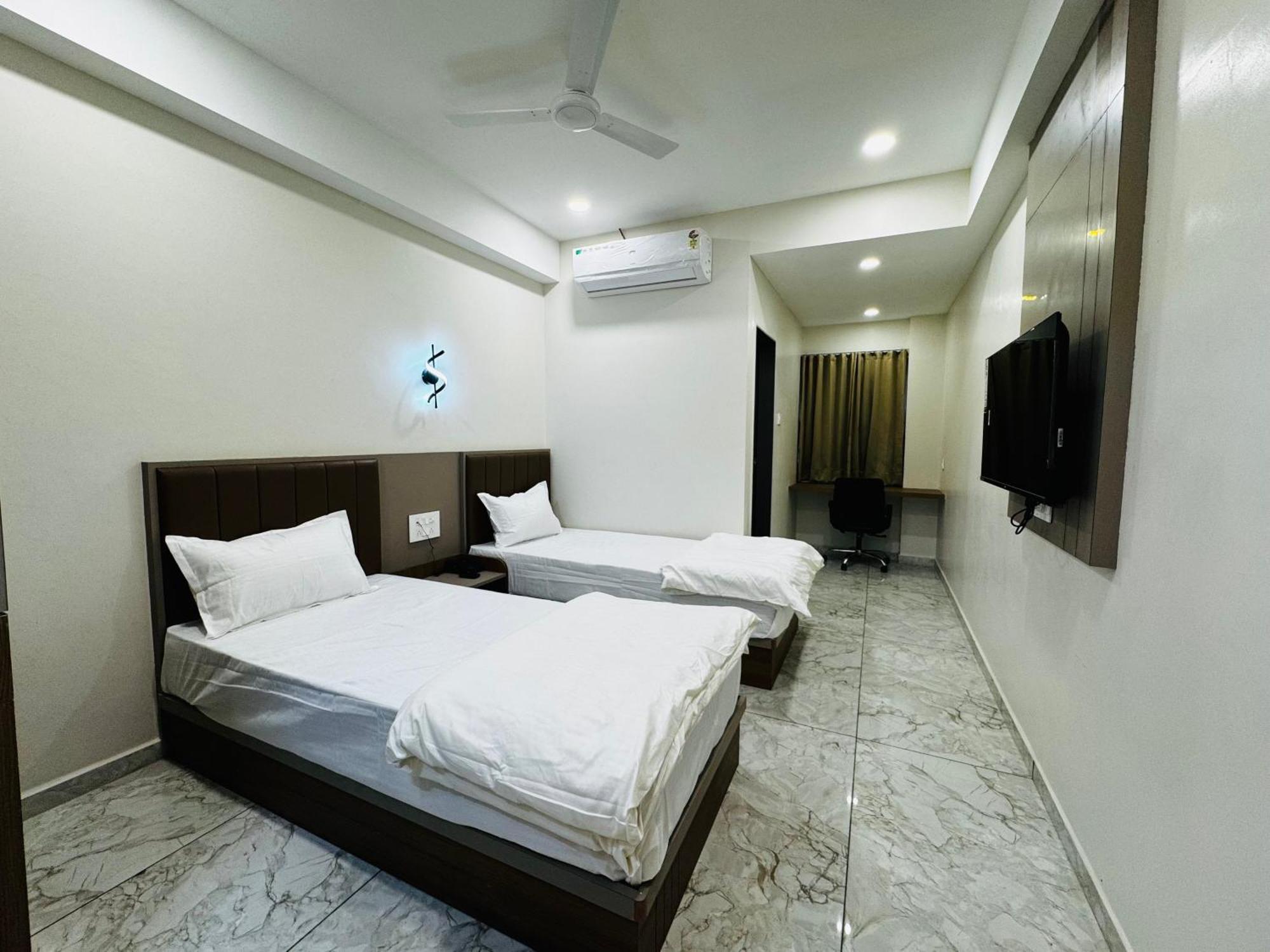 Hotel Fun N Food Bhuj Extérieur photo